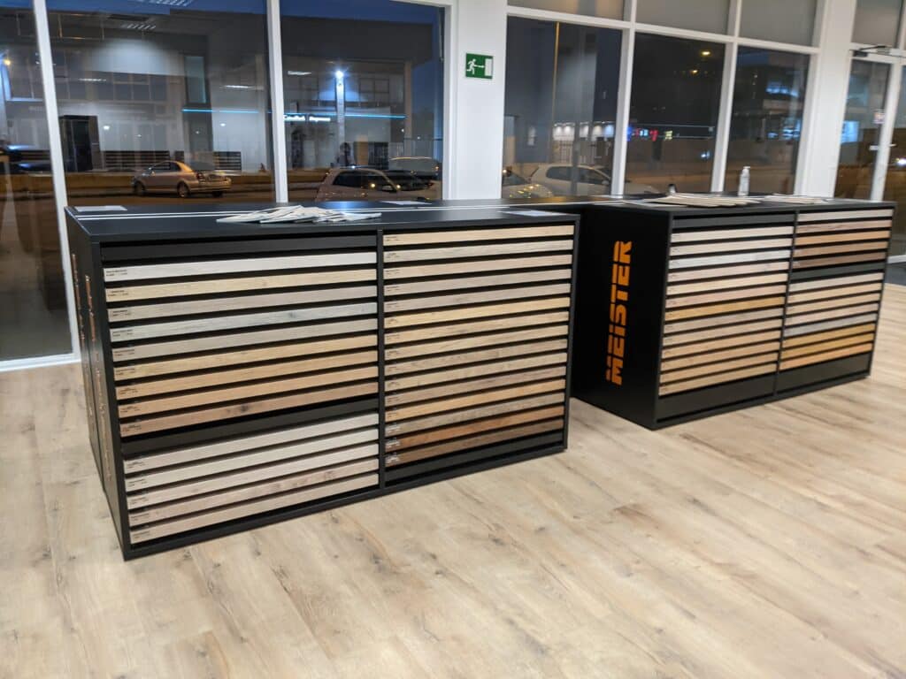 Zona de suelos de madera en tienda Tarimas Diamond