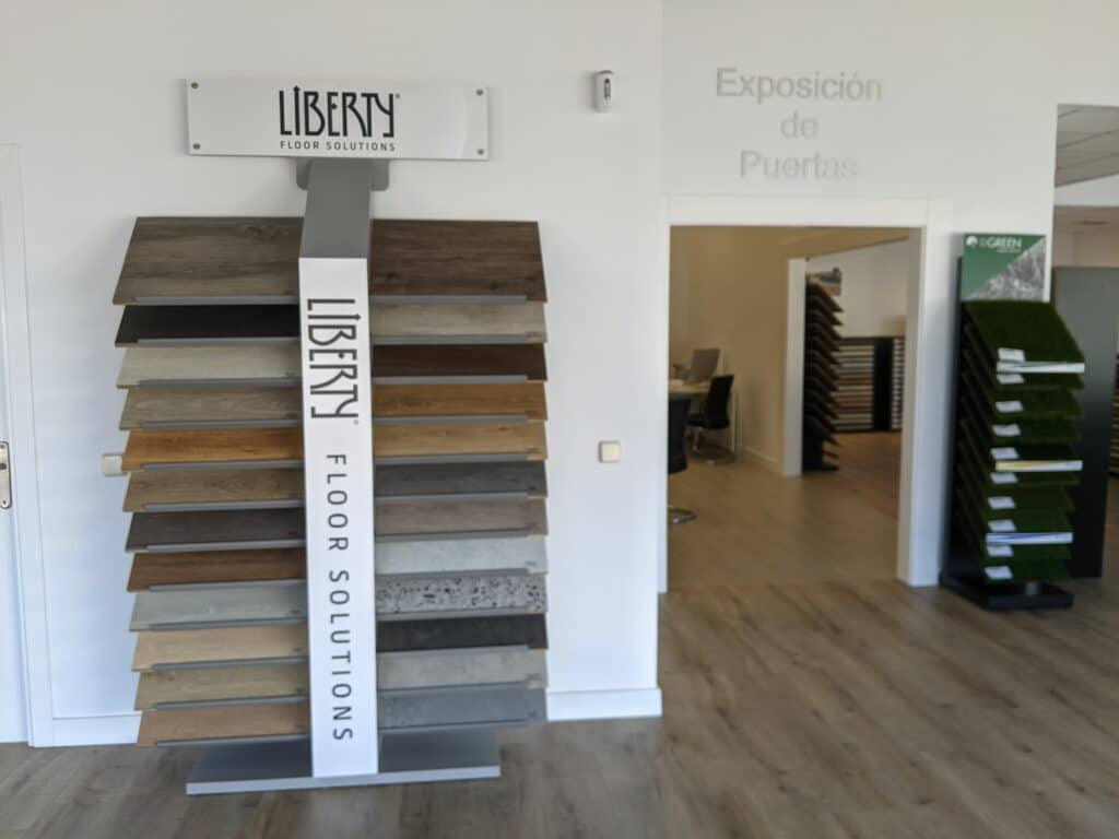 Muestras de suelos laminados en tienda física