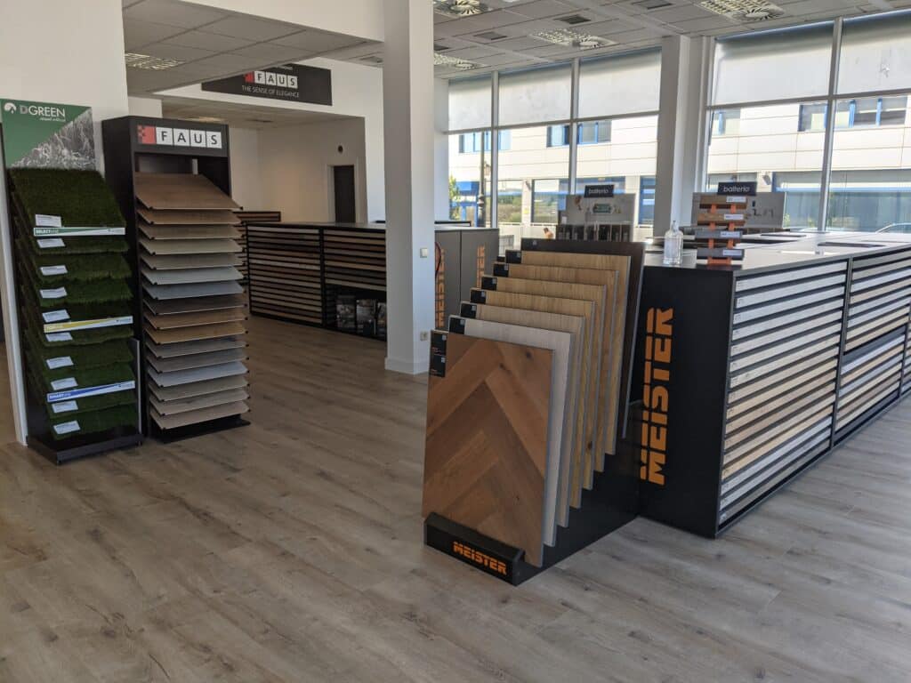 Detalle de tarima flotante de roble en exposición