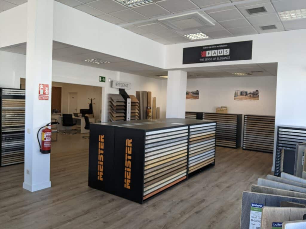 Exposición de tarimas flotantes en showroom Madrid