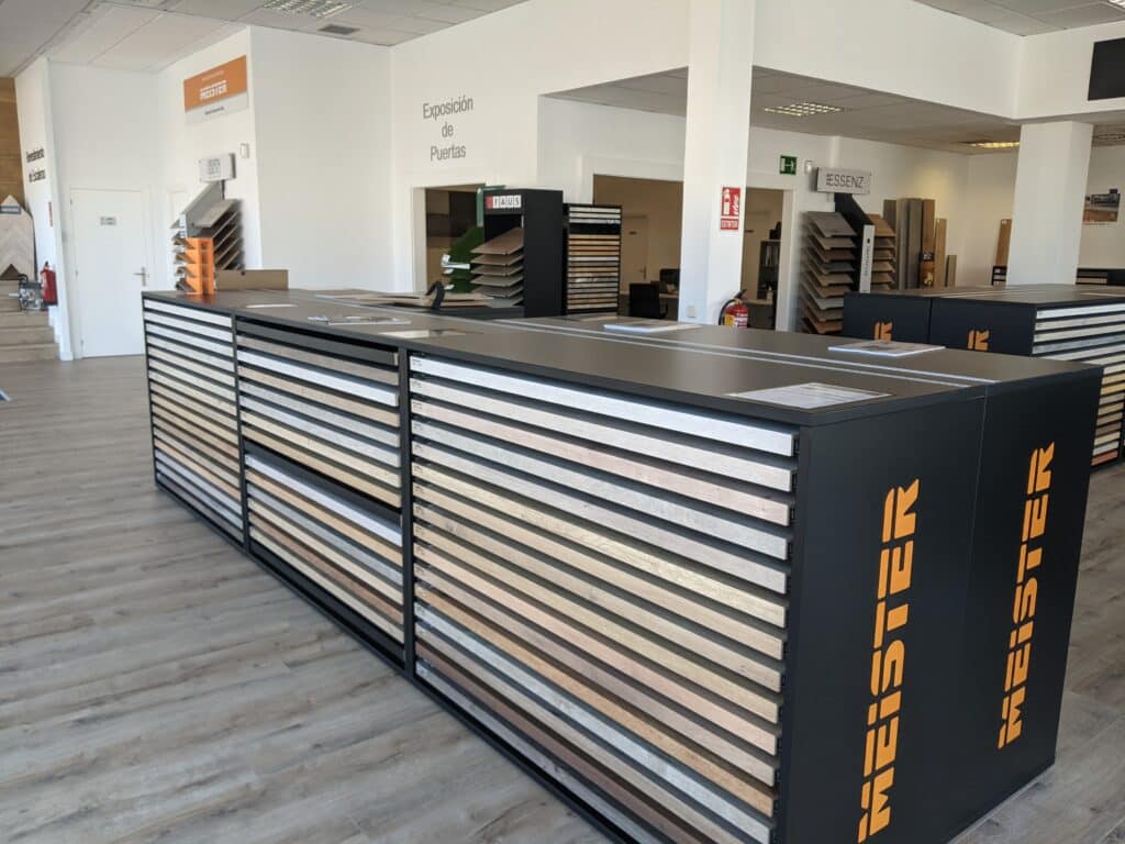 Suelos vinílicos SPC expuestos en showroom