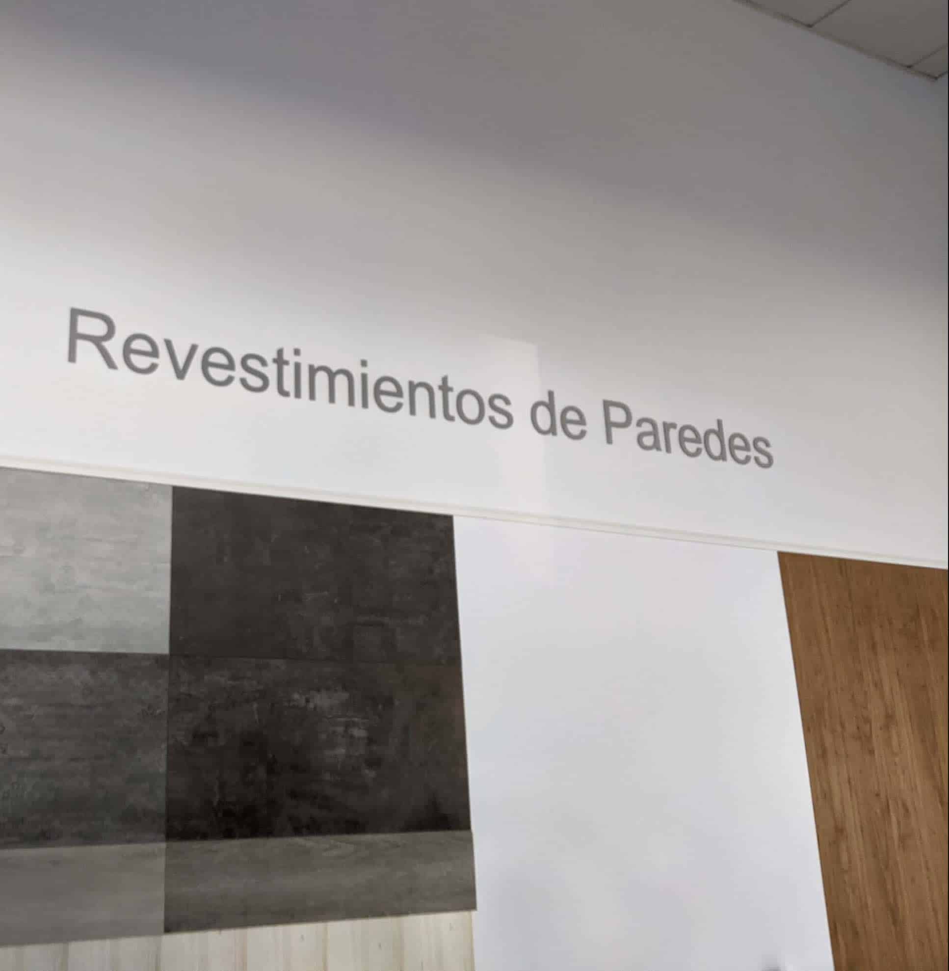 Revestimientos de pared SPC en exposición
